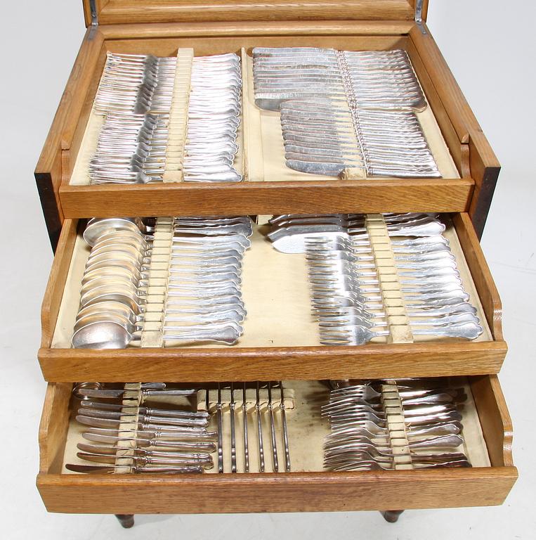 SCHATULL MED BESTICKSERVIS, barockstil resp nysilverbestick av Chippendaletyp. 1920-30-tal.
