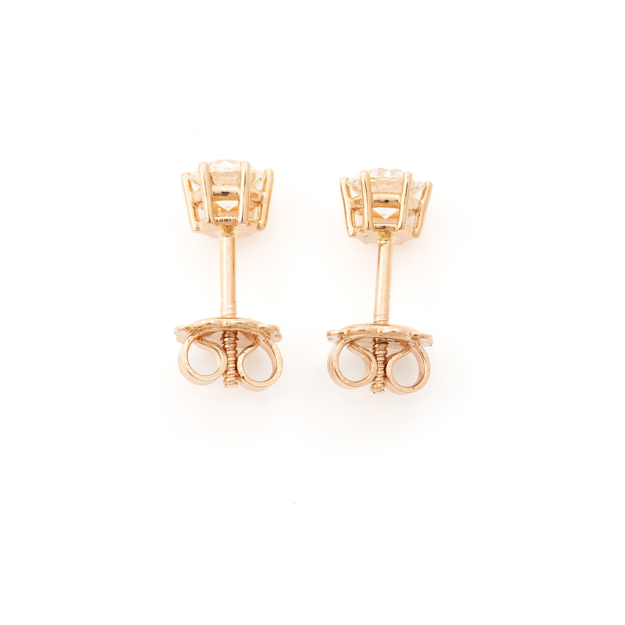 A pair of earrings in 18K gold set with round brilliant-cut diamonds.