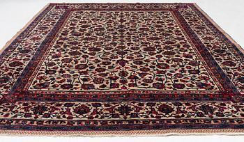 Matta, semiantik Meshed, signerad Saber, ca 369,5 x 300 cm.