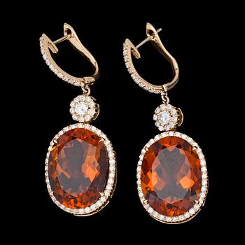 951. A pair of citrine and brilliant cut diamond earrings, tot. 0.94 cts.