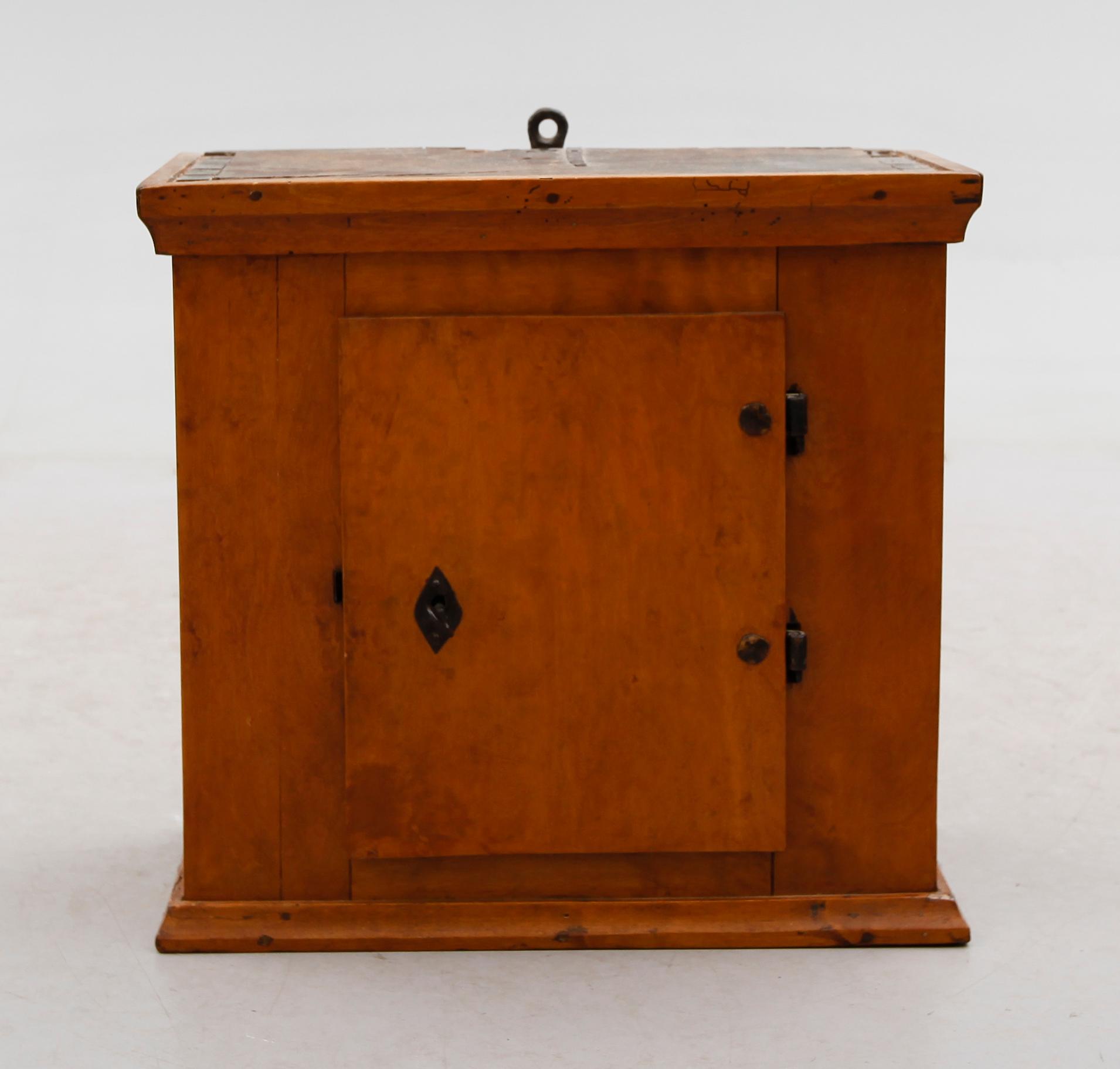 VÄGGSKÅP, allmoge, 1800-tal.