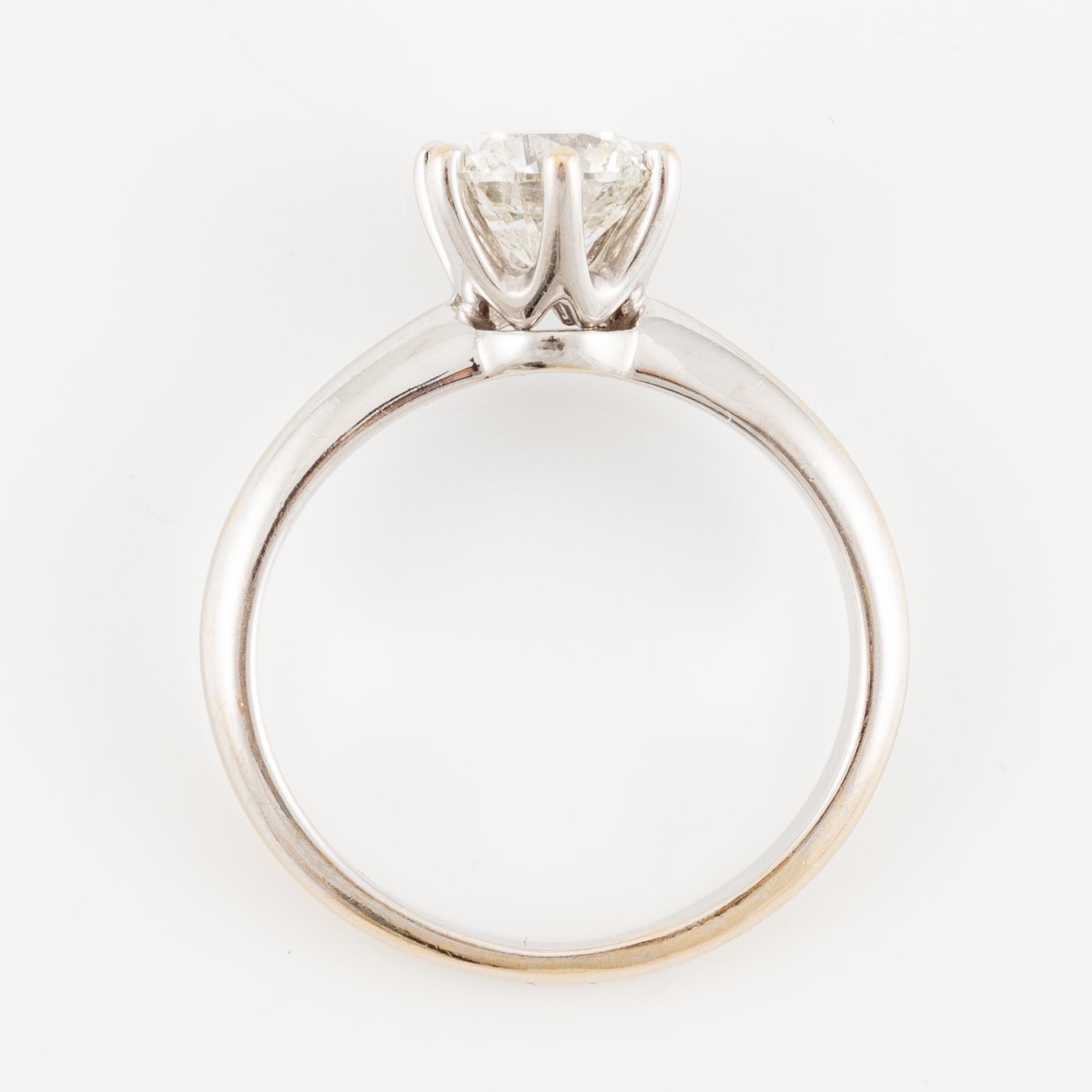 Ring 18K vitguld med briljantslipad diamant.