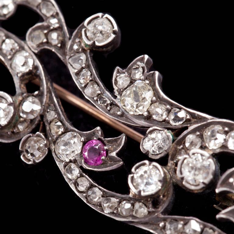 BROSCH, silver med små fasettslipade diamanter. Tidigt 1900-tal. Vikt ca 6 g.