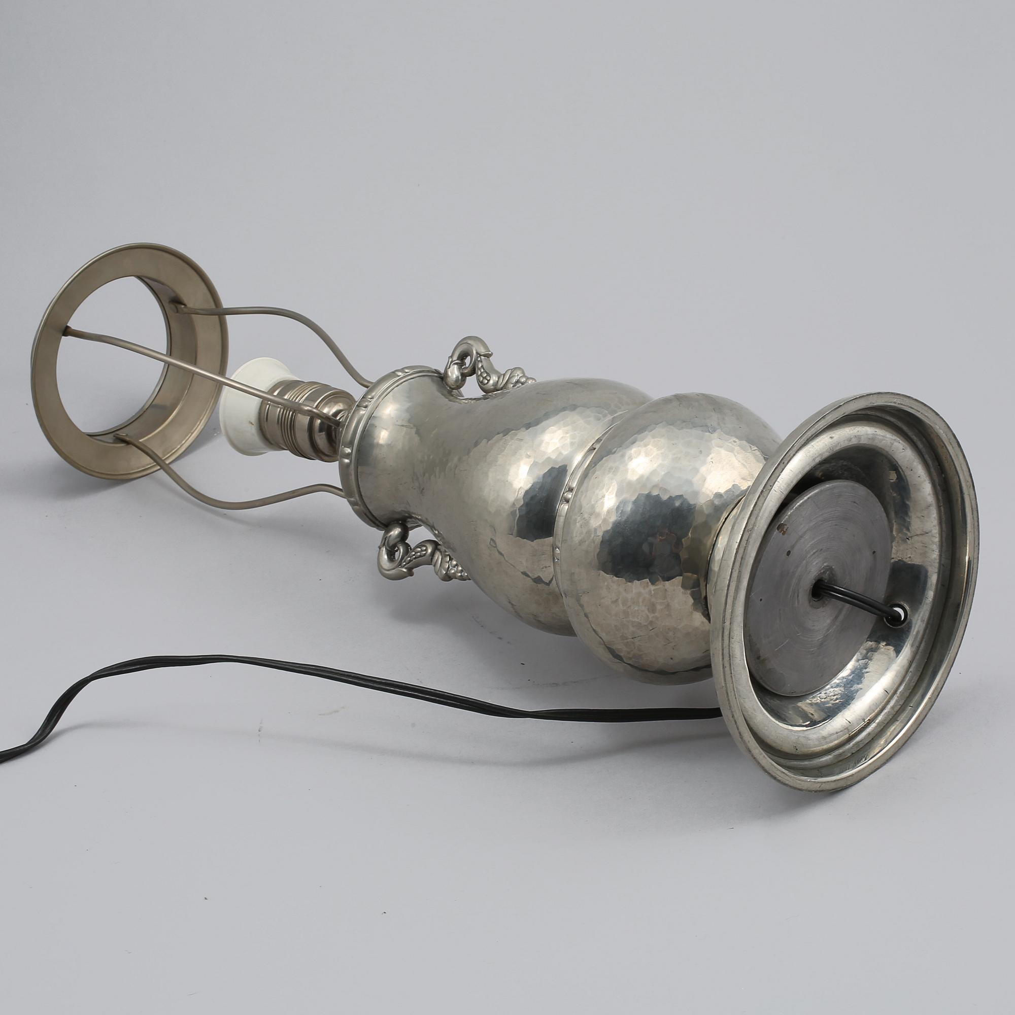 BORDSLAMPA, 1900-talets första hälft.