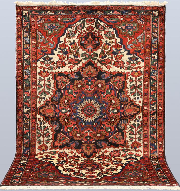 A semi-antique Bakhtiari carpet, approx. 201 x 133 cm.