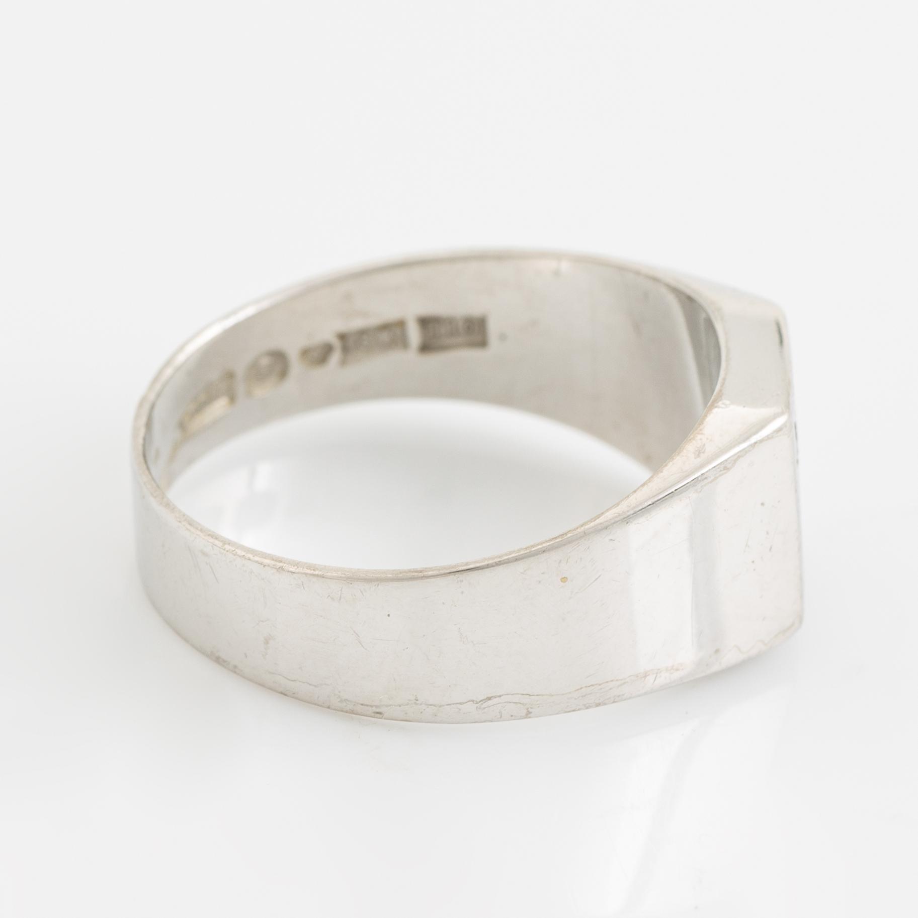 18K white gold and brilliant cut diamond ring.