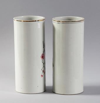 PENSELVASER, 2 st, porslin, Kina, 1900-tal.