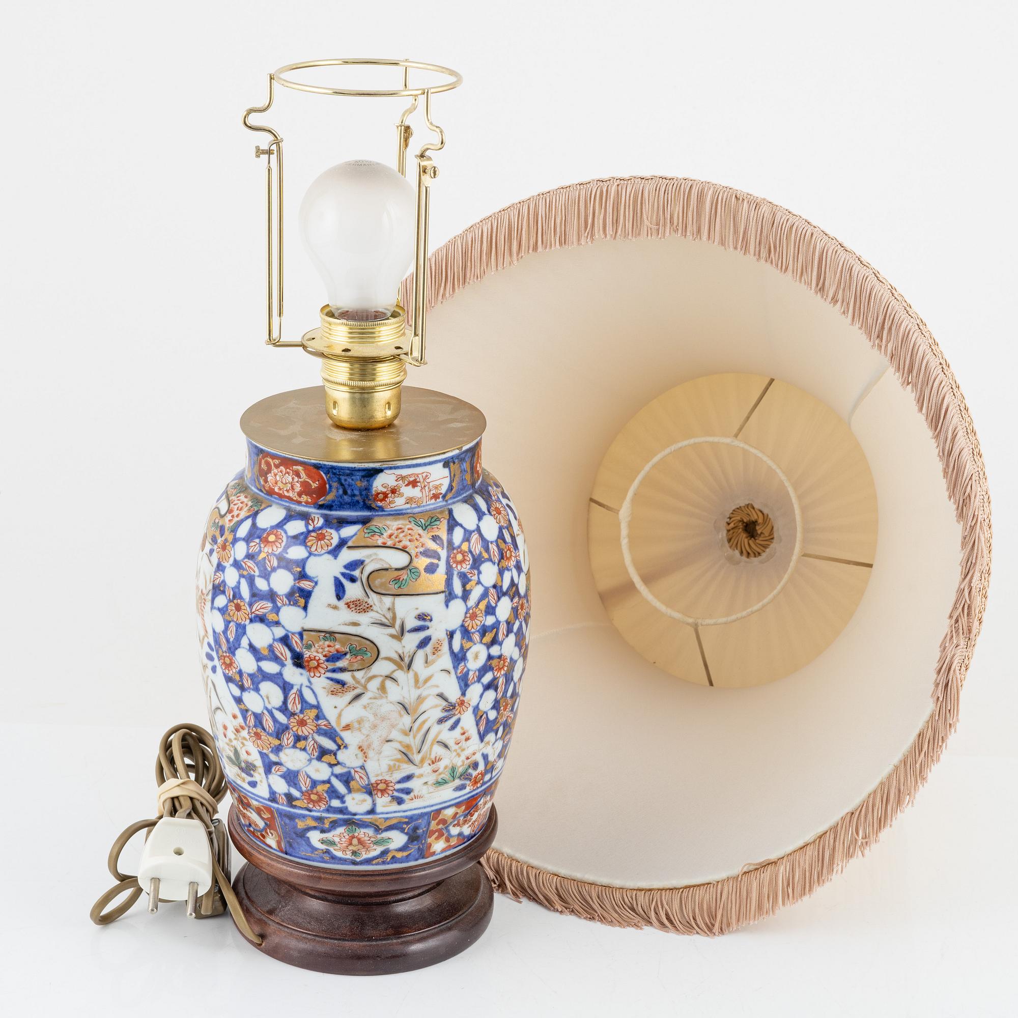A Chinese table lamp, 20th century.