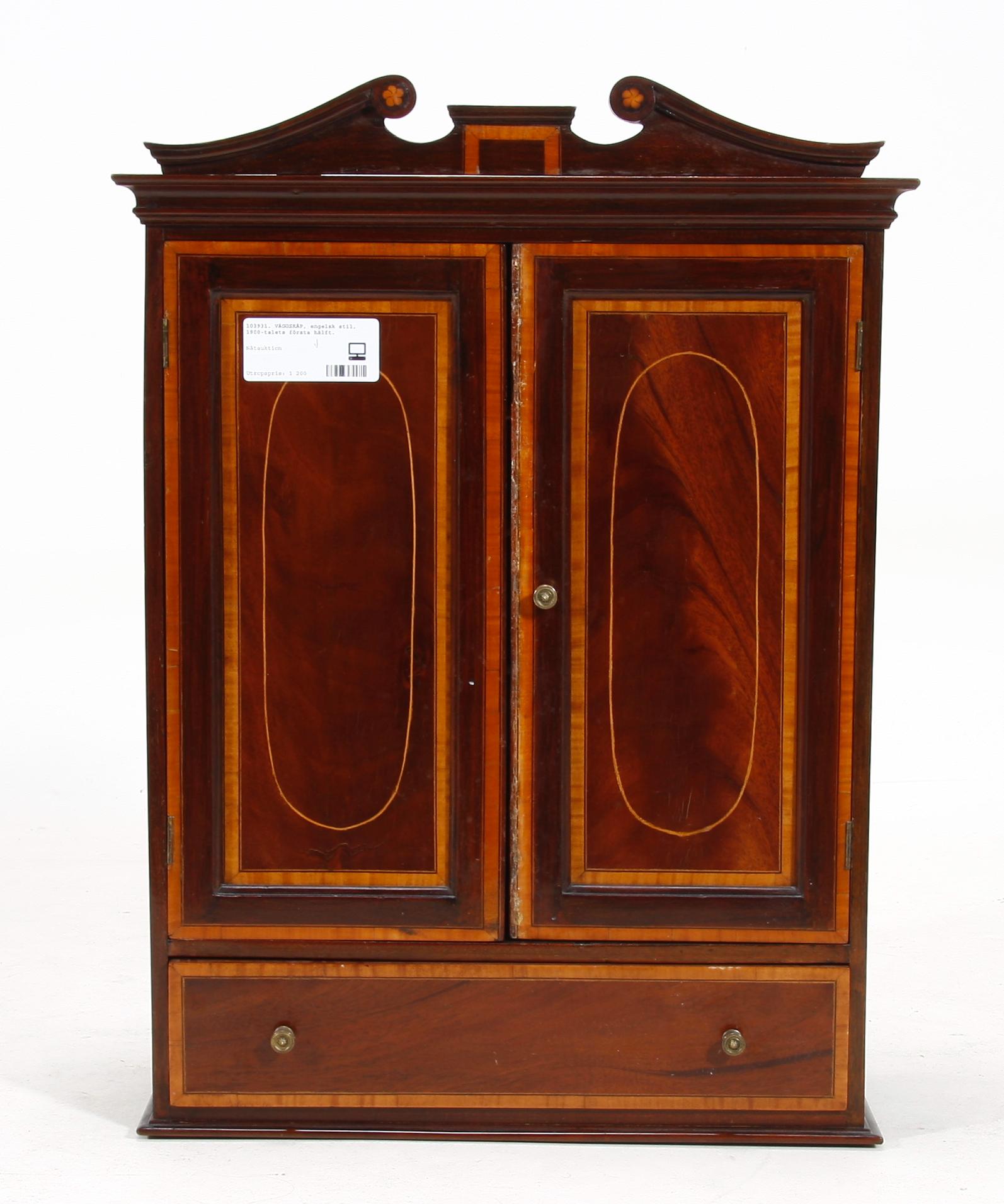 VÄGGSKÅP, engelsk stil, 1900-talets första hälft.