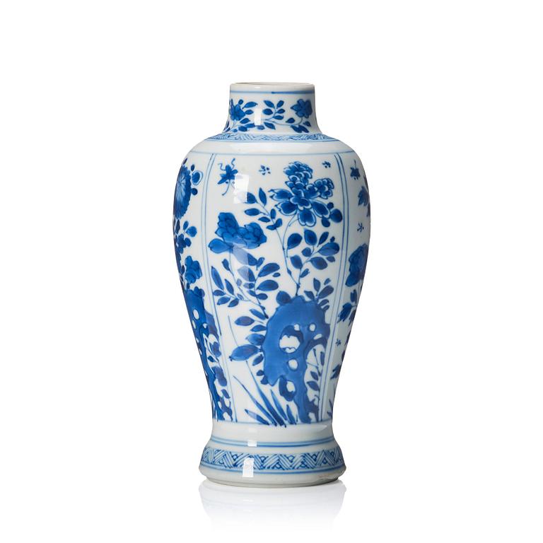 A blue and wite vase, Qing dynasty, Kangxi (1662-1722).