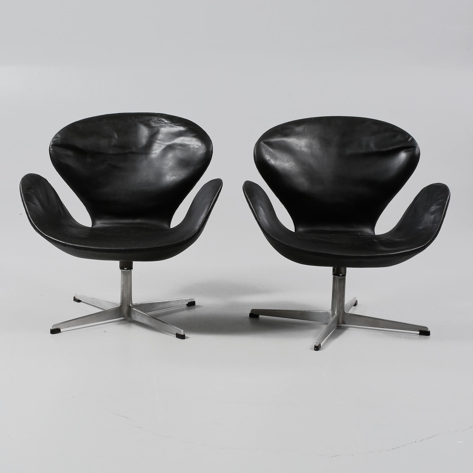FÅTÖLJER, ett par, "Svanen" av Arne Jacobsen för Fritz Hansen, Danmark, 1900-talets andra hälft.