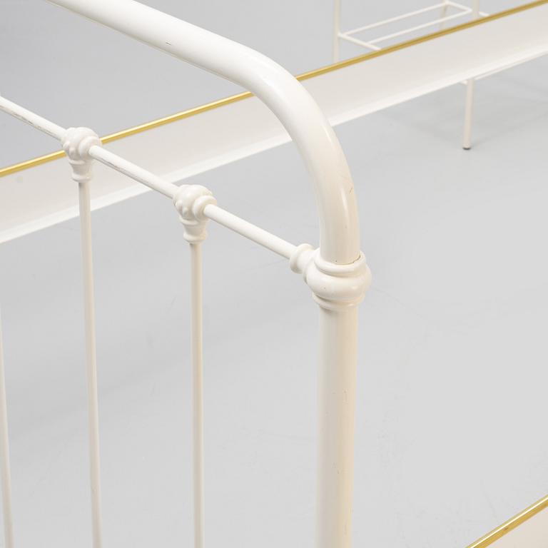 Sängramar och sängbord, ett par, 1900-talets andra hälft.