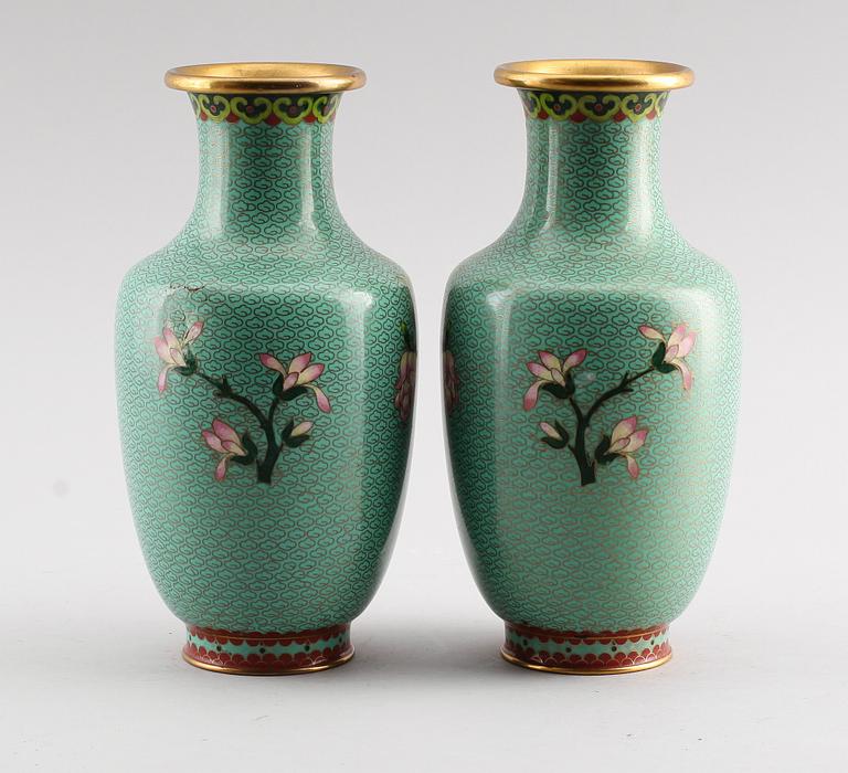 VASER, 1 par, cloisonne, 1900-tal.
