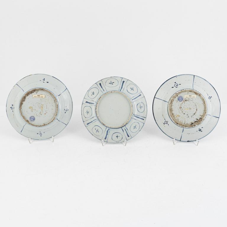 Three blue and white kraak dishes, Ming dynasty, Wanli (1572-1622).