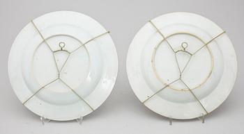 TALLRIKAR, ett par, samt skål, kompaniporslin. Qianlong (1736-1795).