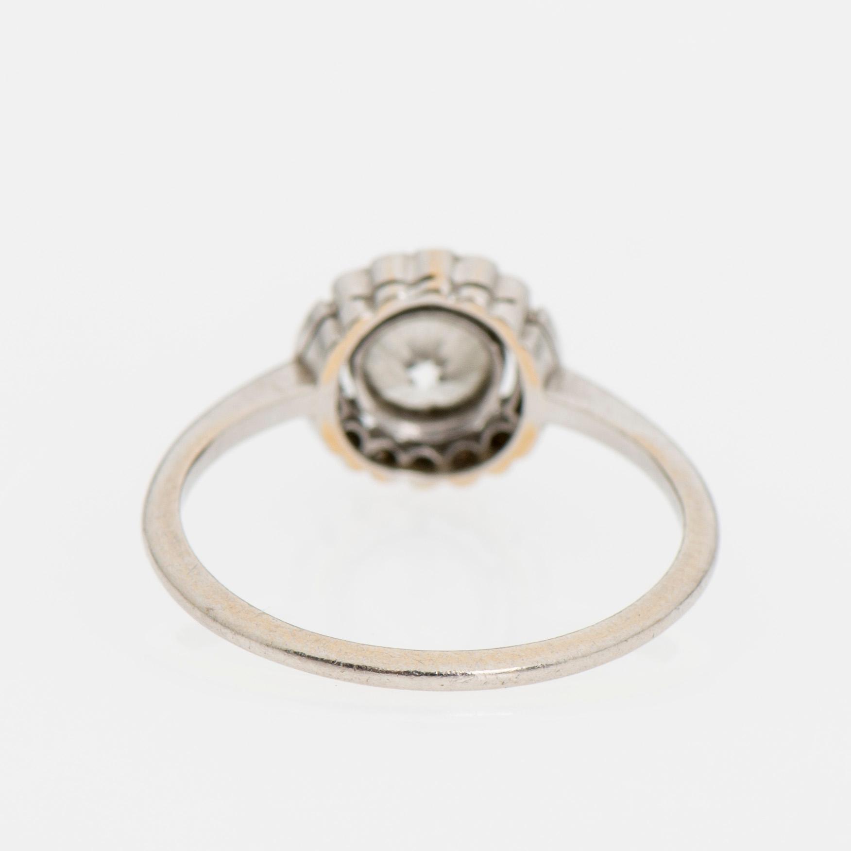RING, platina, A.Tillander ca 1940-50-tal totalt ca 0,46 ct. Vikt 2,6 g.