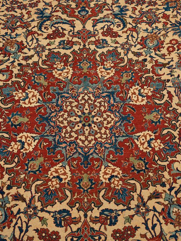 MATTO, a semi-antique Esfahan, ca 334 x 237,5 cm.