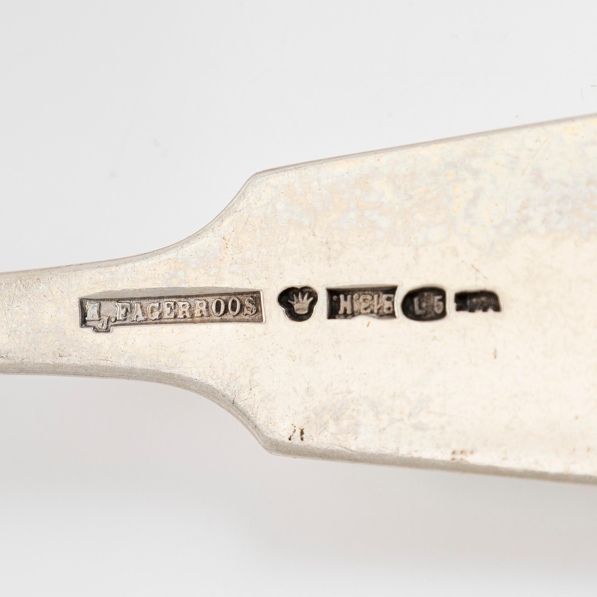 Johan Edvard Fagerroos, matskedar, 12 st, och Hjalmar Fagerroos, matgafflar 12 st, Helsingfors 1868 och 1916.