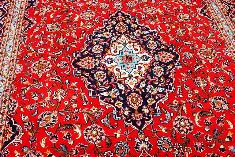 A Keshan carpet, c. 372 x 247 cm.