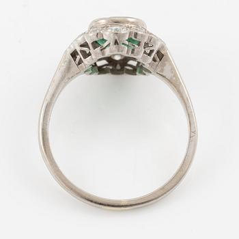 Ring 18K white gold with emerald and brilliant-cut diamonds.