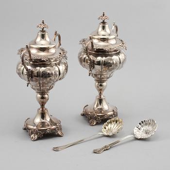 STRÖSOCKERSKÅLAR, ett par, samt STRÖSKEDAR, 2 st, nysilver, omkring sekelskiftet 1900.