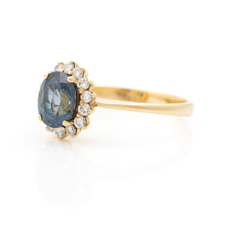 Ring, cluster, 18K gold with sapphire and brilliant-cut diamonds.