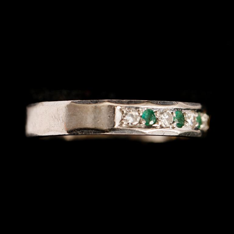 RING, 18 k vitguld, 5 briljantslipade diamanter 0.12 ct enl gravyr samt 4 smaragder.