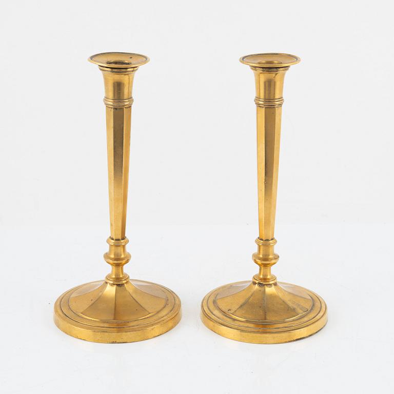 A pair of candlesticks in gilded bronze. Directoire style, around 1800, France.