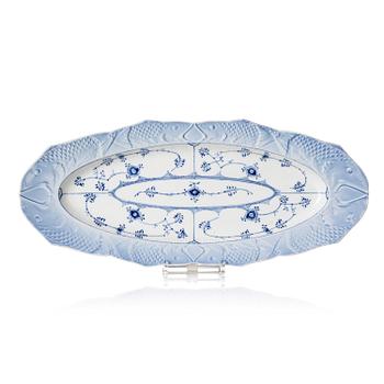 484. A Royal Copenhagen 'Musselmaalet' / 'Blue fluted' fish dish, Denmark, 1940s.