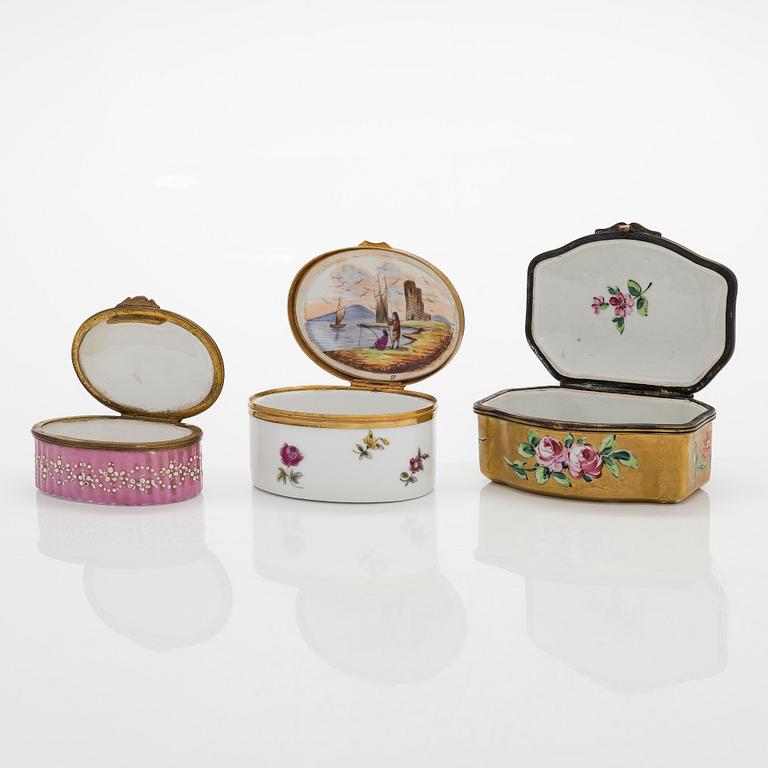 Dosor, 3 st, porslin, främst Tyskland, 1800-talets slut.