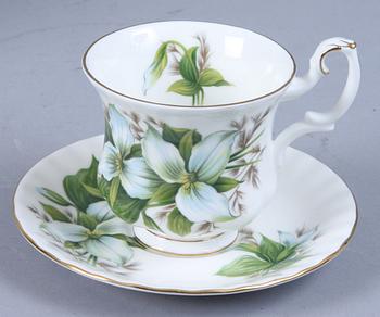 KAFFESERVIS, ca 29 delar, benporslin, "Trillium", Royal Albert, England, 1900-tal.