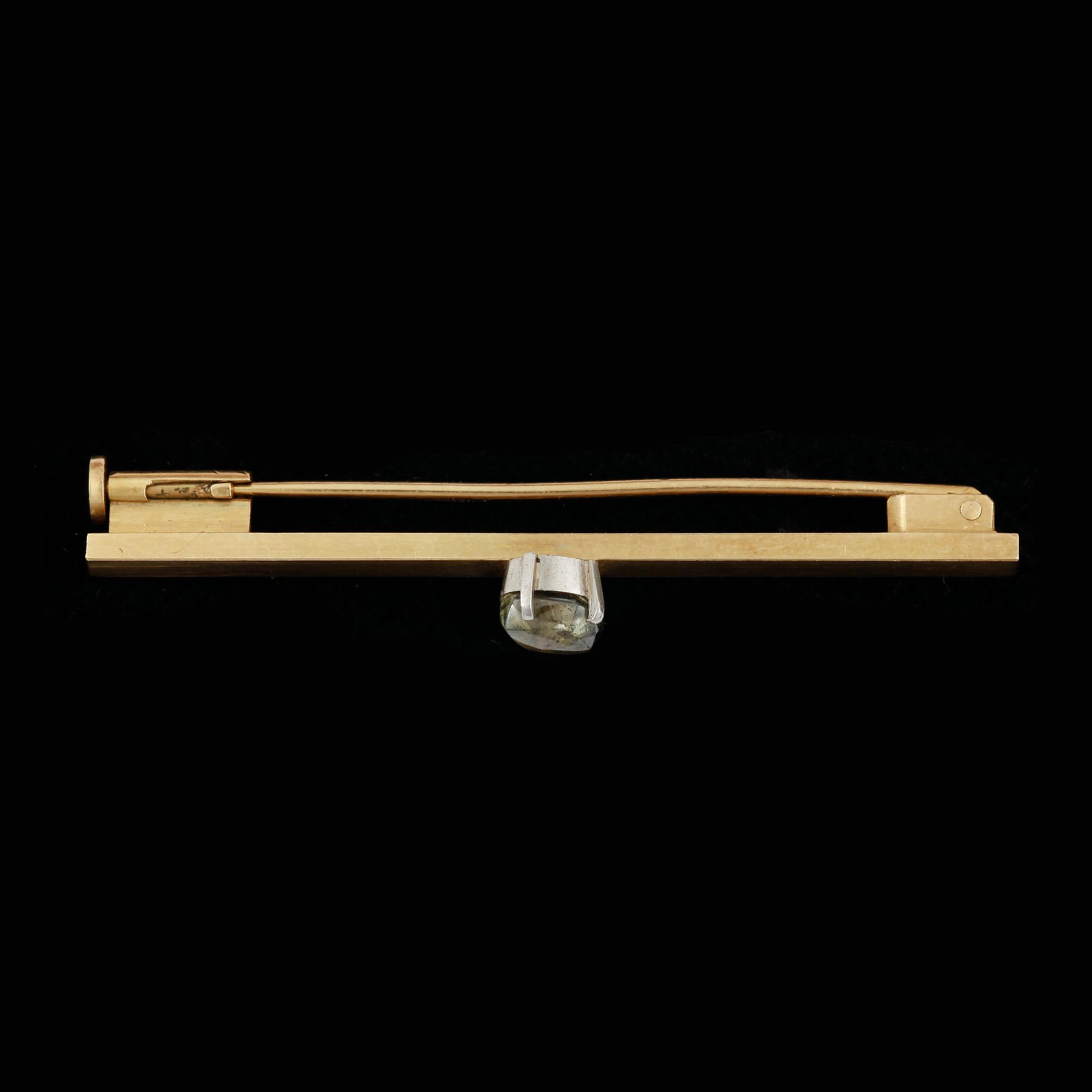 BROSCH, 18k guld med slipad sten, Wiwen Nilsson, Lund,1947 . Vikt ca6g.