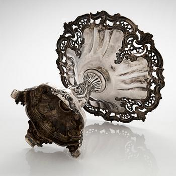 Tarjoilumalja, hopea, uusrokokoo, Gustav Möllenborg, Tukholma 1852.