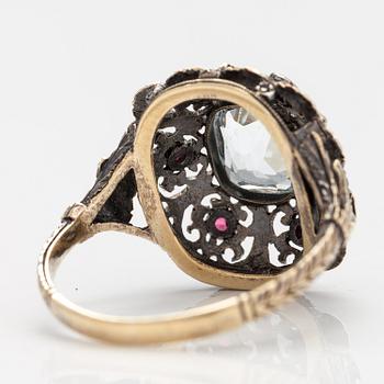 RING, 14K och 18K guld, silver, akvamarong, rubiner och glasstenar.
