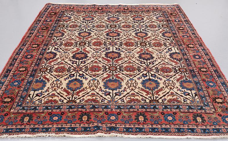 A CARPET, A SEMI-ANTIQUE VERAMIN, ca 318 x 210,5-212 cm.