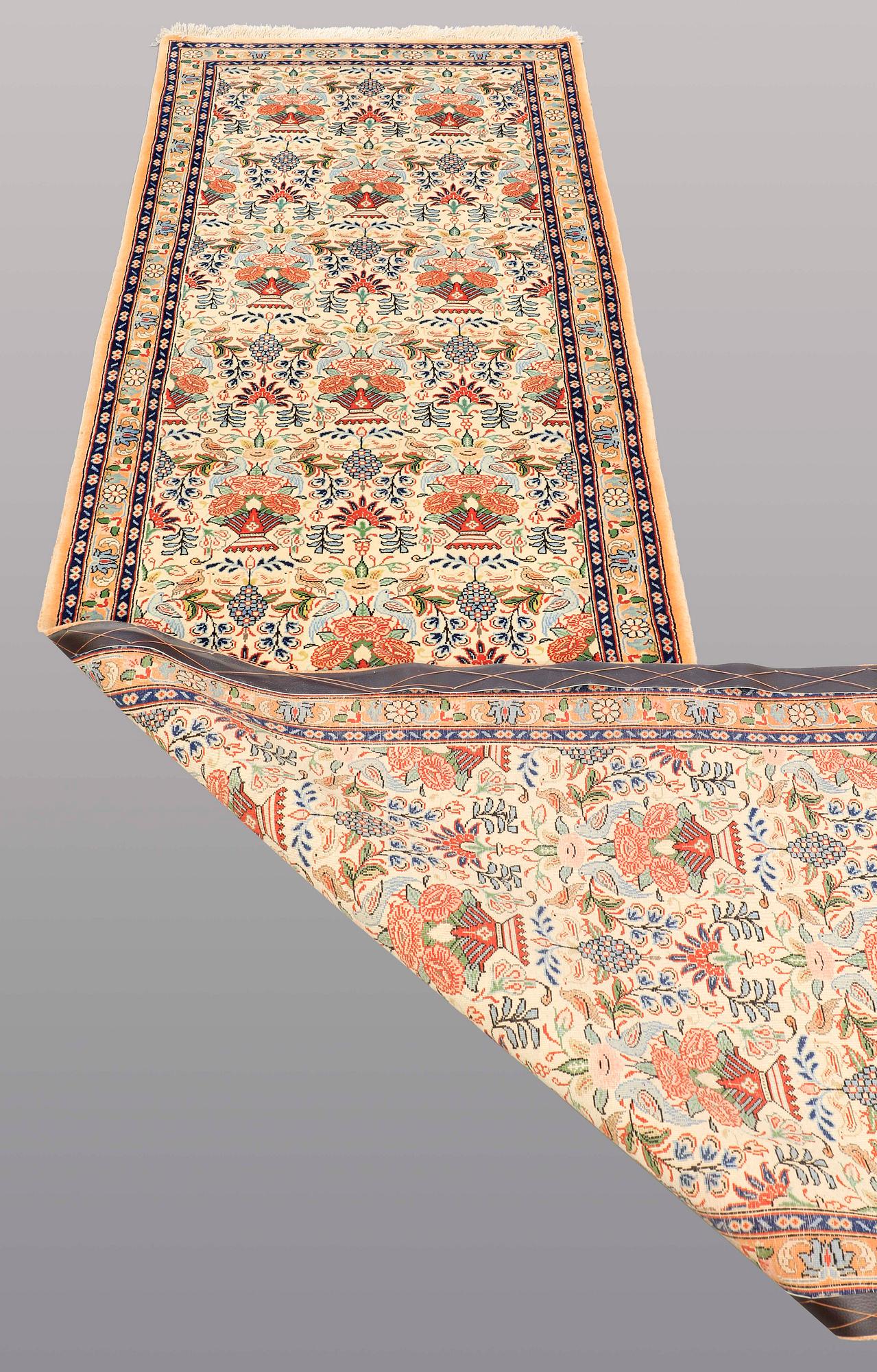 GALLERIMATTA, Figural Ghom part silk, ca 410 x 88 cm.