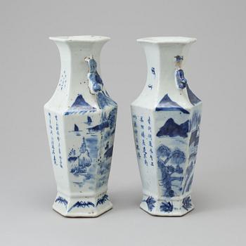 VASER, ett par, porslin. Kina, Qingdynastin, 1800-tal.