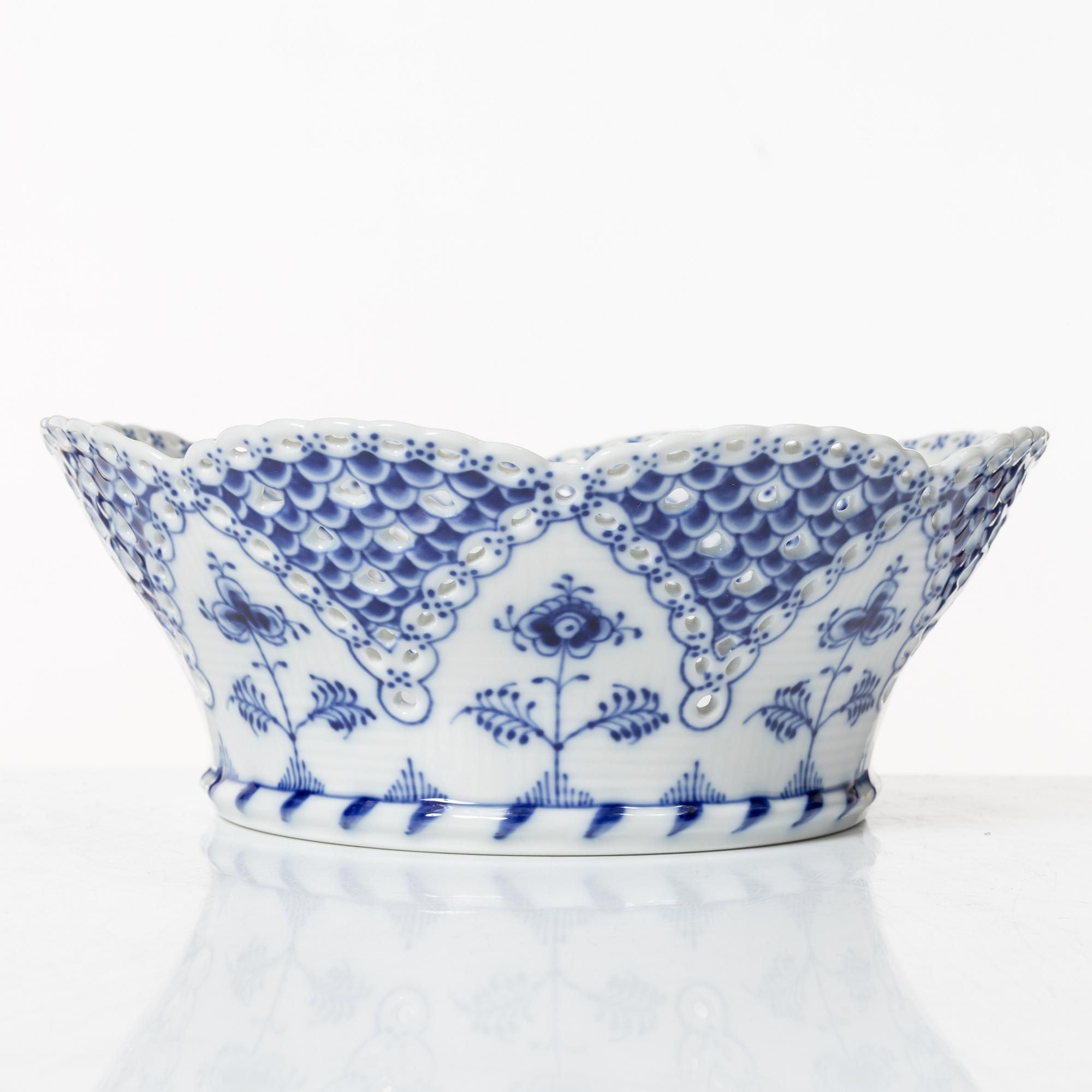 Royal Copenhagen, gallipot, "Musselmalet", Denmark, 1985-91.