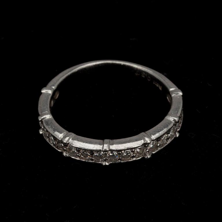 RING, briljantslipade diamanter ca 0.50 ct. Platina. Vikt 4 g.