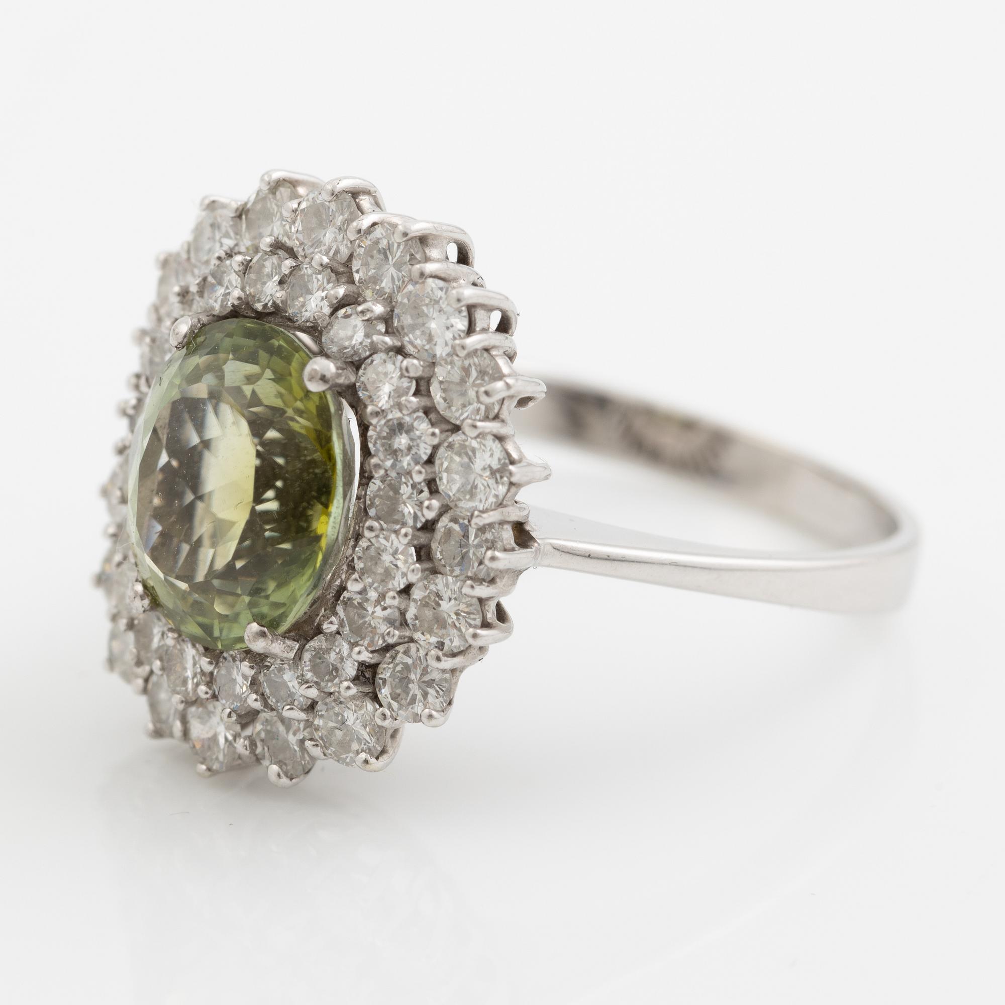 Ring, cocktailring 18K vitguld med ljusgrön turmalin och briljantslipade diamanter.