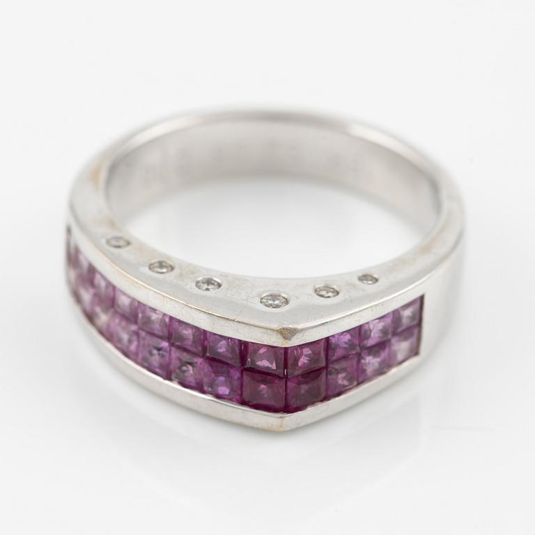 Ring med 18K vitguld med rosa safirer och runda briljantslipade diamanter.