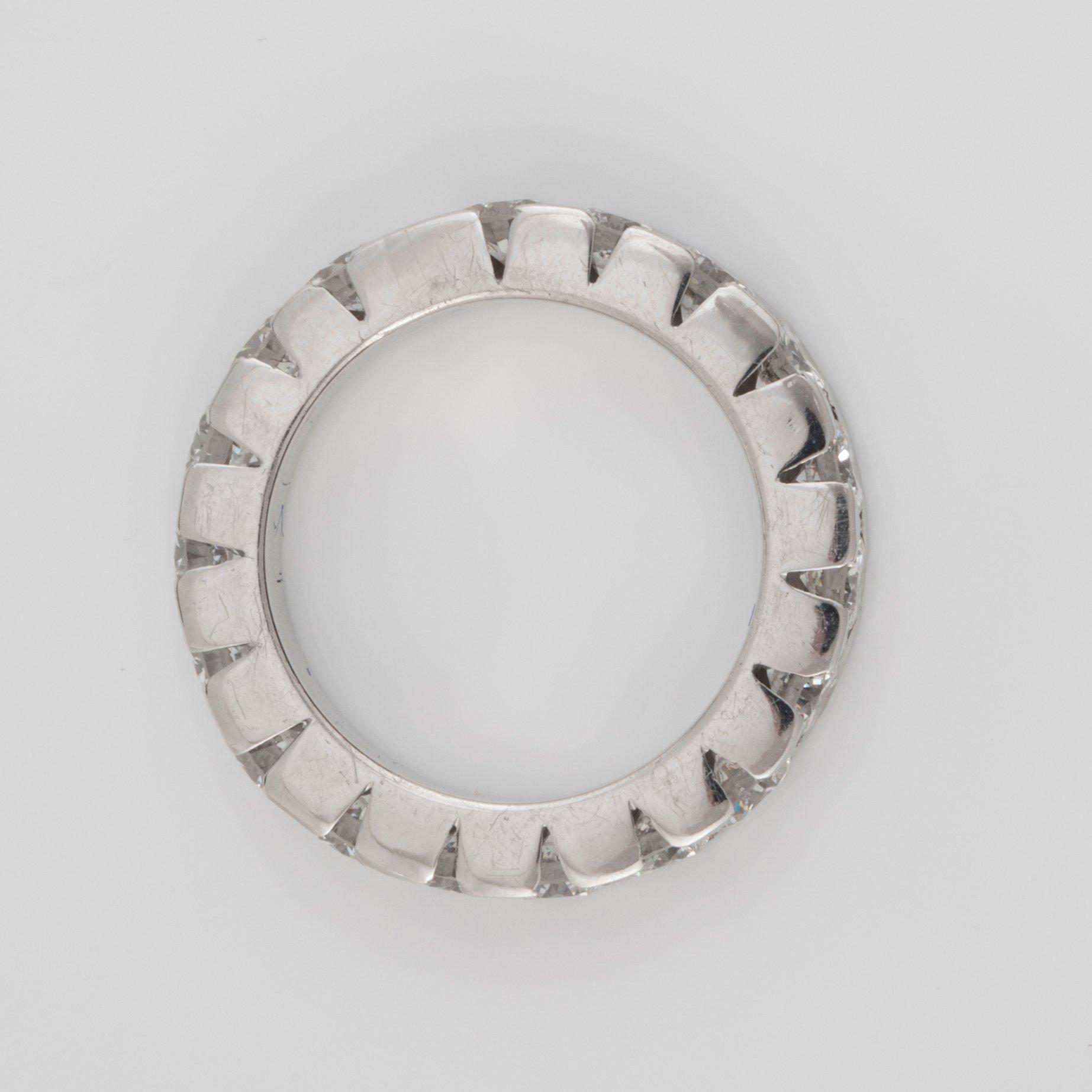 RING, helallians, med briljantslipade diamanter totalt ca  3.24 ct. 18 x ca 0.18 ct.