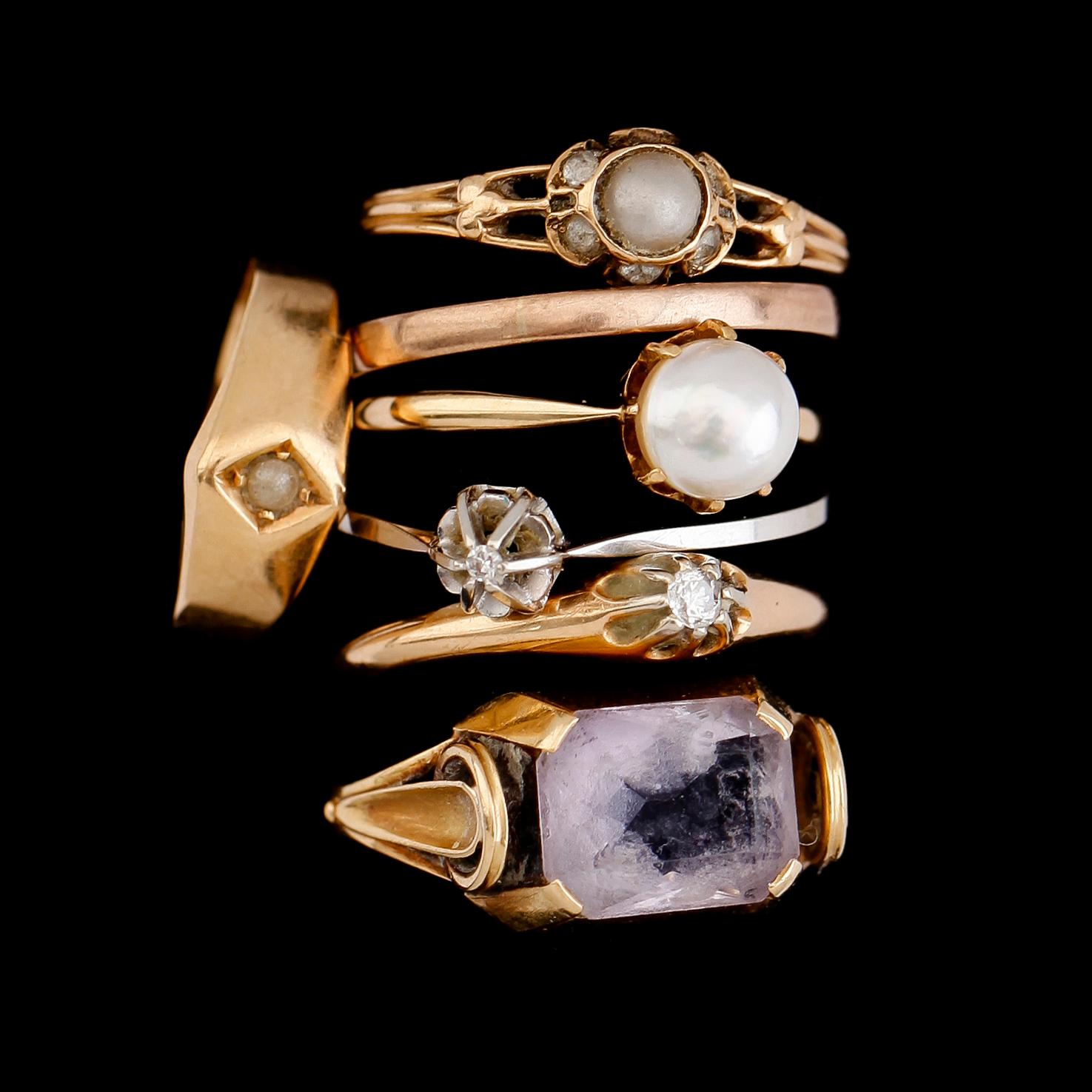 RINGAR, 7 st, guld, bla briljantslipade diamanter. Total vikt ca 11,3 g.