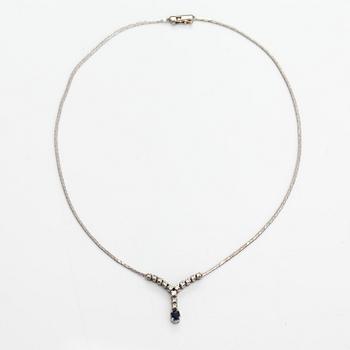 An 18K white gold necklace with a sapphire and diamonds ca. 0.41 ct in total. Finnish import marks.