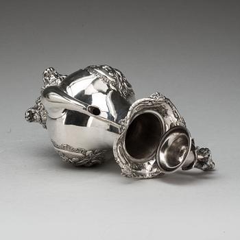 KAFFEKANNA, silver, nyrokoko. Stockholm 1861. Bl.a Christopher Creutz samt stämplad A.L. Ca 830g.