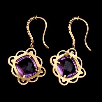 ÖRHÄNGEN, 1 par, 18K guld, Georland, diamanter tot ca 0.56 ct, ametister tot ca 7.67 ct. Vikt ca 6 g.