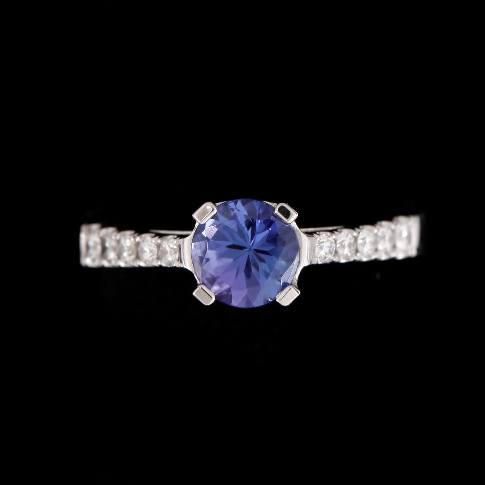 RING, 18k vitguld med tanzanit 0,70ct och diamanter tot 0,20ct. Vikt ca 3,16 gram.