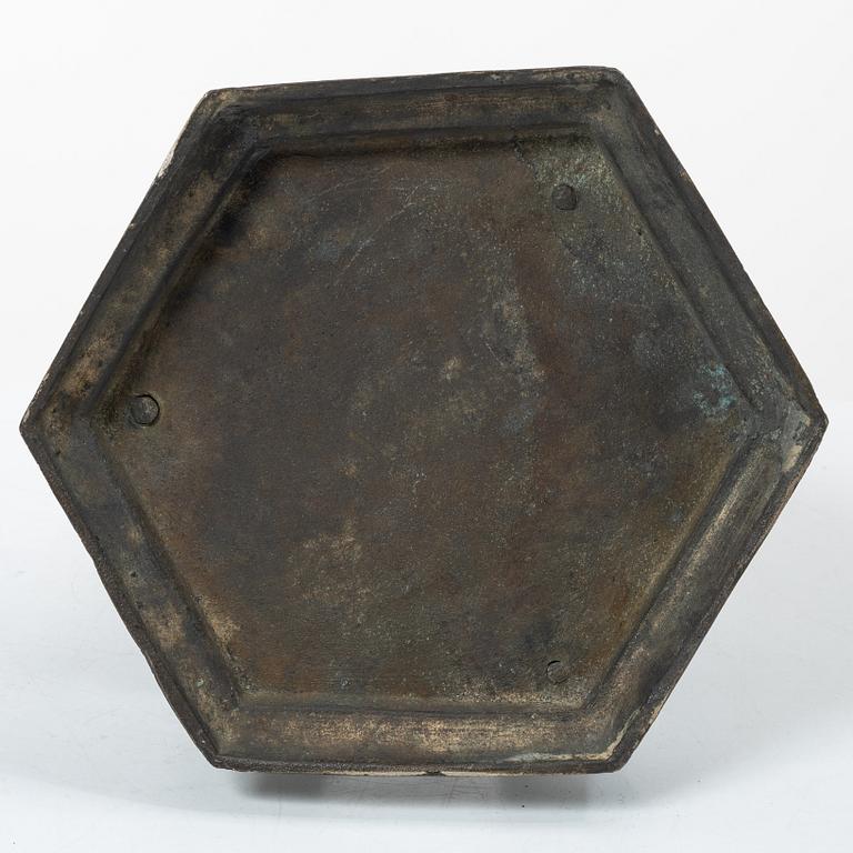 A large Japanese bronze censer, Meiji (1898-1912).