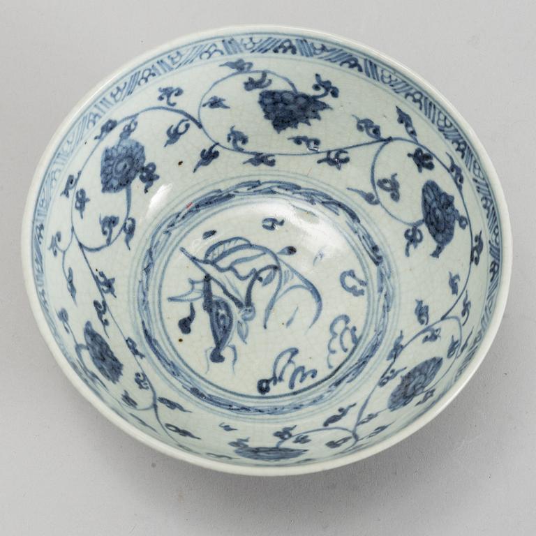 A blue and white vase, bowl and pot, South East Asia, 16th/17th Century.