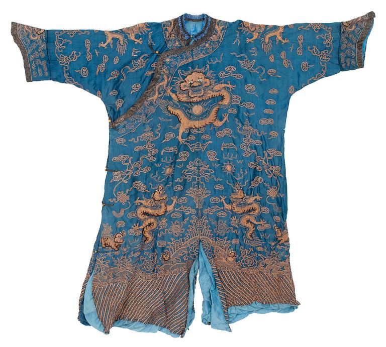 ROBE, silk. Height 123 cm. China around 1900.